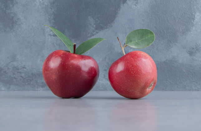 新鲜两个苹果陈列在大理石上美味配料风味