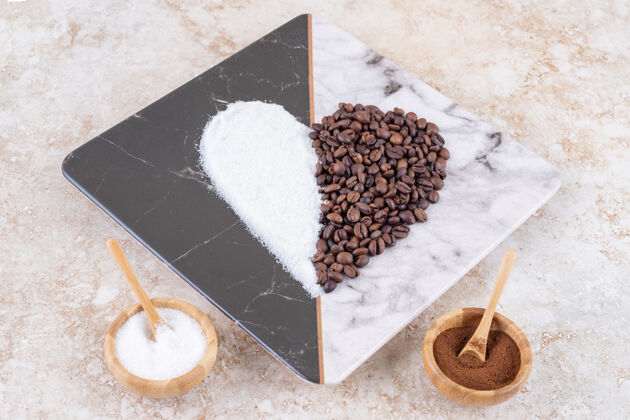 咖啡把糖和咖啡豆放在小碗里 放在大理石盘子上做成心形形状大理石
