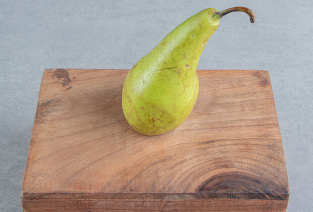 水果大理石木板上的一个梨美味饮食风味