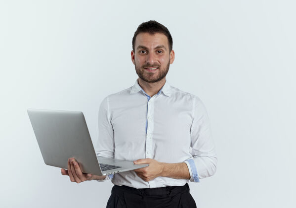 衬衫自信的帅哥把笔记本电脑孤零零地放在白墙上男士笔记本优雅