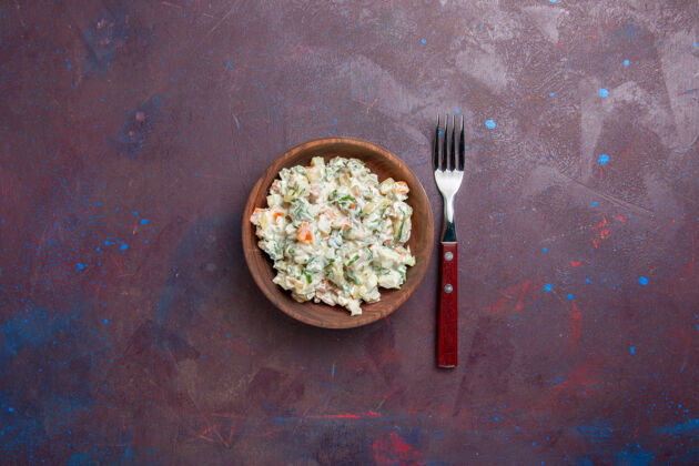 蔬菜顶视图美味的梅耶奈斯沙拉与鸡肉在黑暗的空间盘子里餐厅一餐胡椒粉