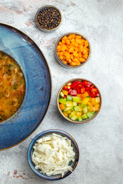 盘子顶视图热蔬菜汤在盘子里的空白处饭生的晚餐