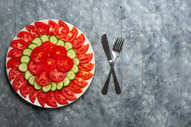 西红柿顶视图新鲜的红色西红柿切片新鲜沙拉在灰色的桌子上蔬菜新鲜顶部