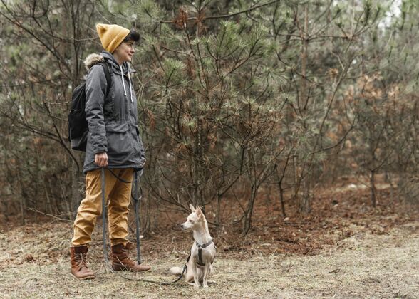 冒险全速射击森林里带狗的女人生活方式秋天自然