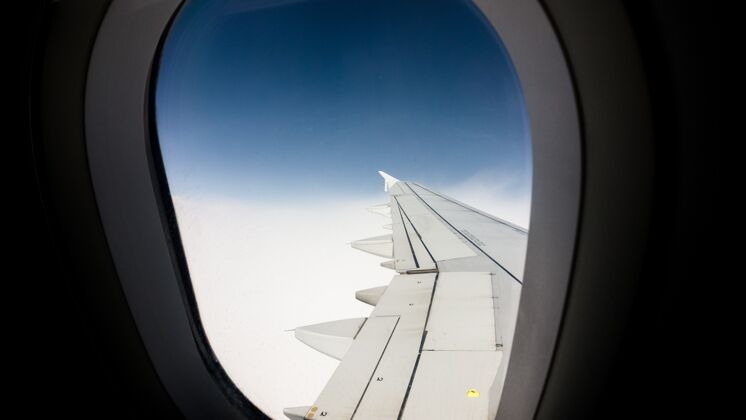 风景从飞机窗口俯瞰蓝天的壮丽景色飞机喷气式飞机飞行