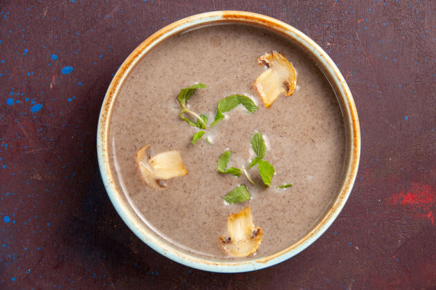 美味顶视图美味蘑菇汤内板上暗紫色空间顶部碗蔬菜