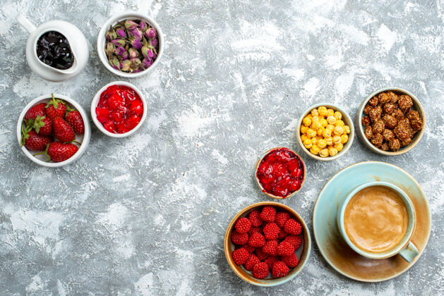 不同的俯视不同的糖果与坚果水果和咖啡在白色空间午餐胡椒糖果