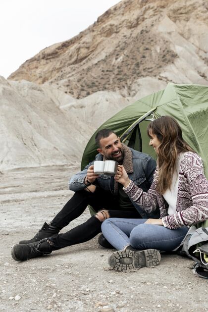 旅行者拿着咖啡杯的人生活方式帐篷冒险