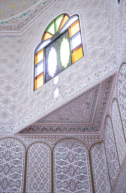 清真寺室内部分采用传统的东方风格 有许多装饰和彩色玻璃窗伊斯兰陶瓷传统