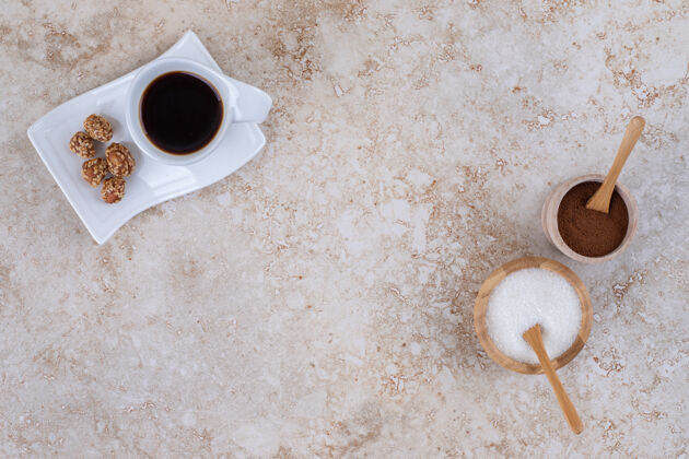 花生糖 磨碎的咖啡粉 一杯咖啡和花生咖啡美味