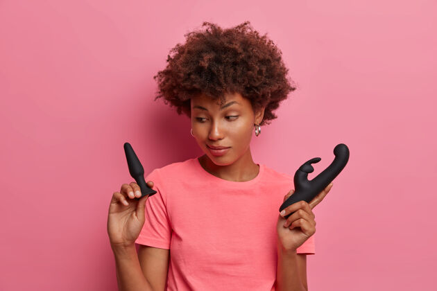 插头室内拍摄的年轻女子姿势与性玩具用在身体上 以产生愉快的性刺激 并可适用于性感区女性与振动器和屁股插头 以达到高潮性颜色非洲