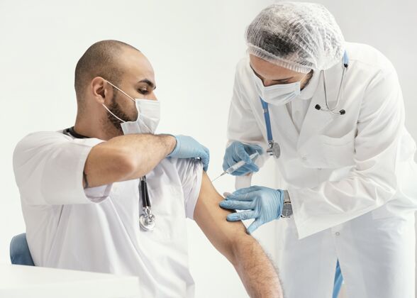 疾病医生在诊所给病人接种疫苗护理医学疫苗