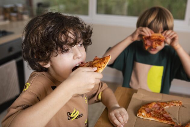营养孩子们一起吃比萨饼快餐美味孩子