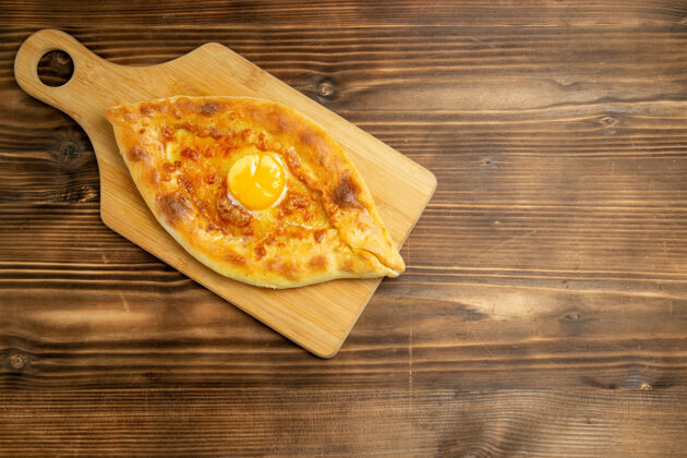 晚餐俯瞰美味的鸡蛋面包烤在棕色木桌面包面包面包面包面包烤早餐鸡蛋面团鸡蛋晚餐午餐