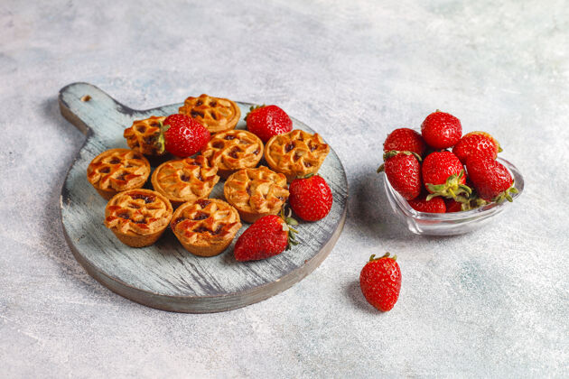 草莓美味的草莓小馅饼糕点蛋糕早餐