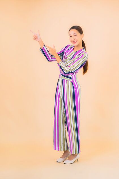 新鲜肖像美丽的亚洲年轻女子微笑放松在行动上的色彩越南青少年美女