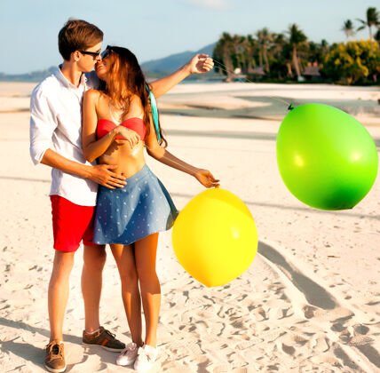 金发两个快乐的年轻人在沙滩上约会和玩耍的可爱肖像浪漫爱情女人