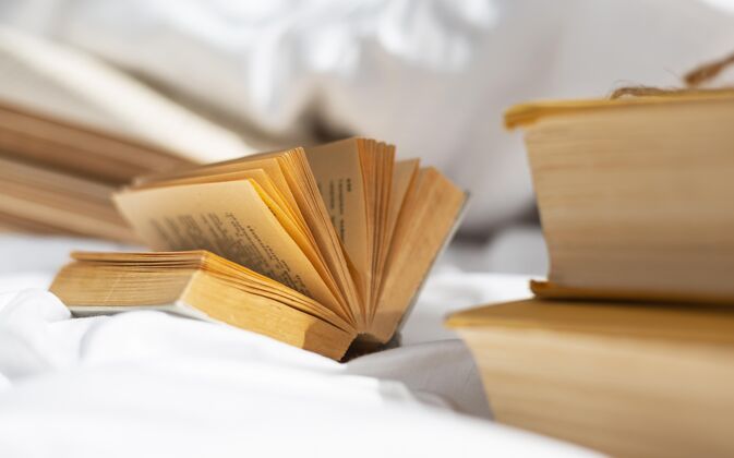 教育打开床单上的书排列阅读文学