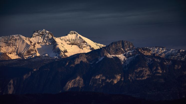 景观日落时分 落基山脉被白雪覆盖岩石雪山峰