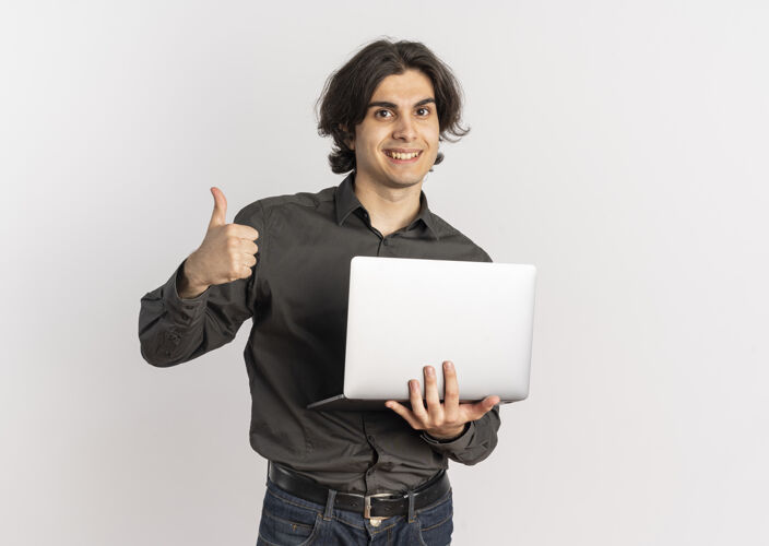 笔记本电脑年轻的白人帅哥 面带微笑 手持笔记本电脑 竖起大拇指 背景为白色 留有复印空间拿着微笑帅气
