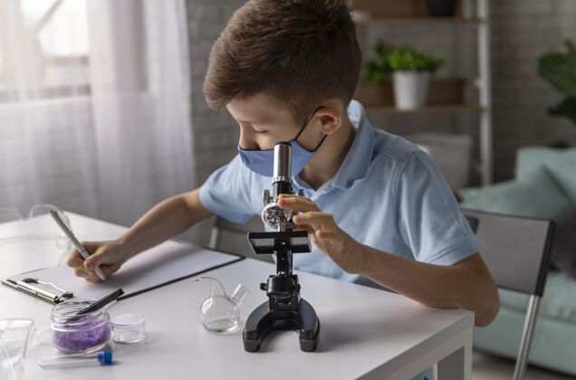 中枪中等镜头的孩子用显微镜学习孩子显微镜教育