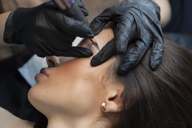 女人年轻女子正在接受眉毛美容治疗美容美容院专业