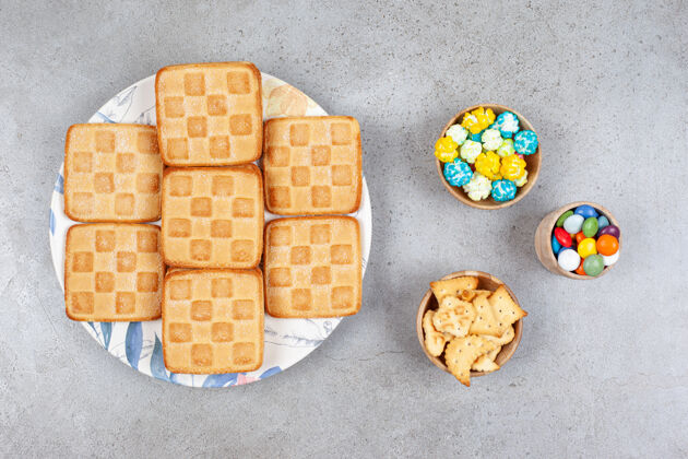 自制甜甜的饼干和彩色糖果在灰色的表面美食糖果五颜六色