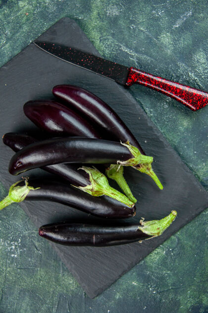膳食俯瞰黑面茄子色拉鲜色蔬菜熟食晚餐一餐沙拉颜色烹饪