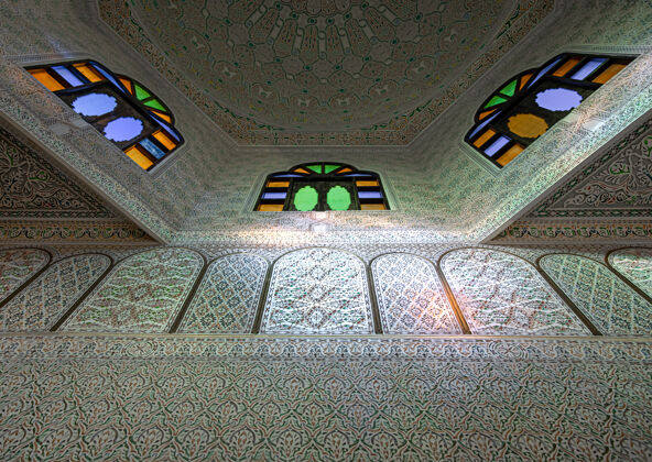 天花板天花板上有彩色玻璃窗和许多装饰和细节 这些都是传统的东方风格 带有阳光的亮点彩色玻璃清真寺装饰