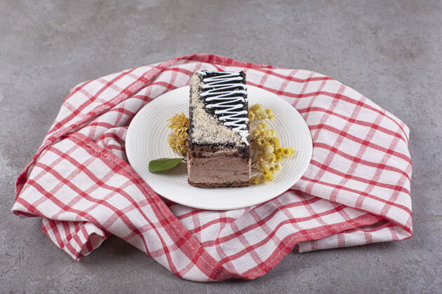 烹饪把一片巧克力蛋糕放在白色盘子里派糕点甜点