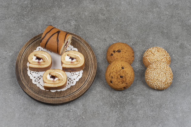 饼干在木板上放几片蛋糕和饼干甜点面包房蛋糕