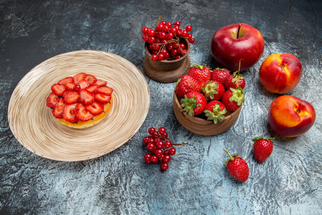 甜点深色表面上有新鲜草莓的水果蛋糕正面图健康饮食新鲜