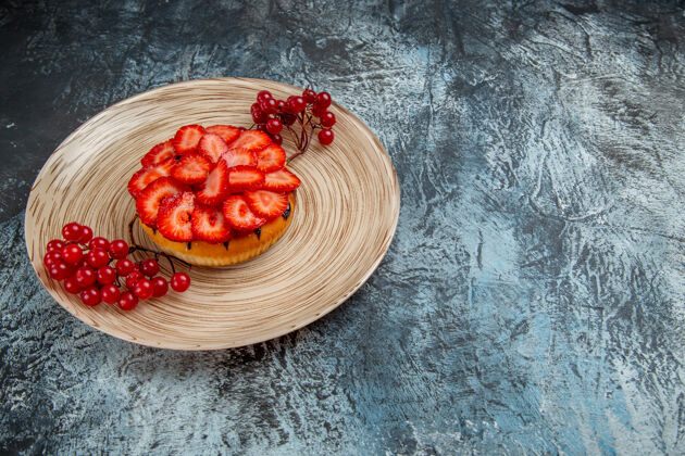饮食正面是美味的草莓蛋糕和红色浆果在黑暗的表面草莓新鲜营养