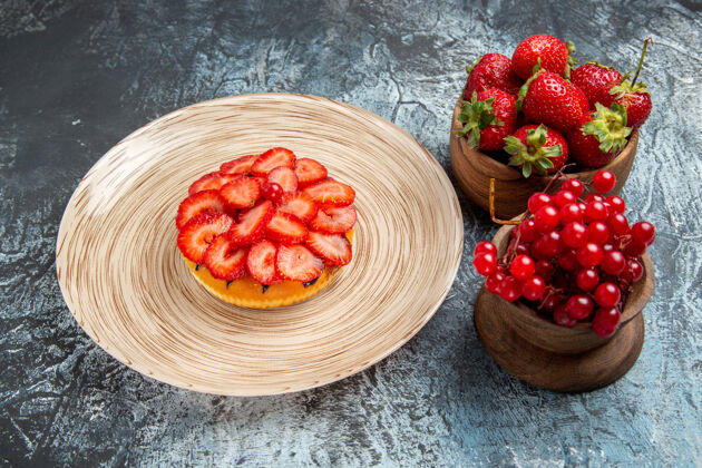 食品深色表面上有新鲜草莓的水果蛋糕正面图浆果减肥樱桃