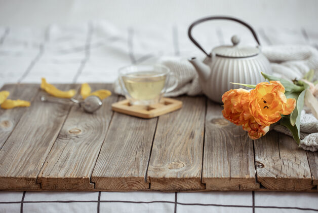 茶一杯茶 一个茶壶 一束郁金香 静物画房子郁金香构图