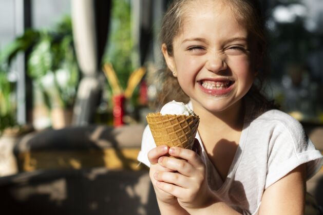 食物特写快乐女孩和冰淇淋孩子水平烹饪