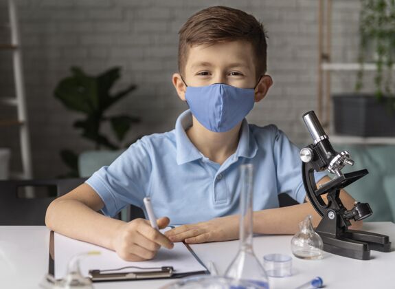 中枪中枪男孩戴着面具孩子显微镜学习