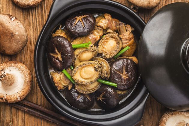 传统秘制鲍鱼鸡煲 鸡肉美味 鲍鱼新鲜 肉风味枣