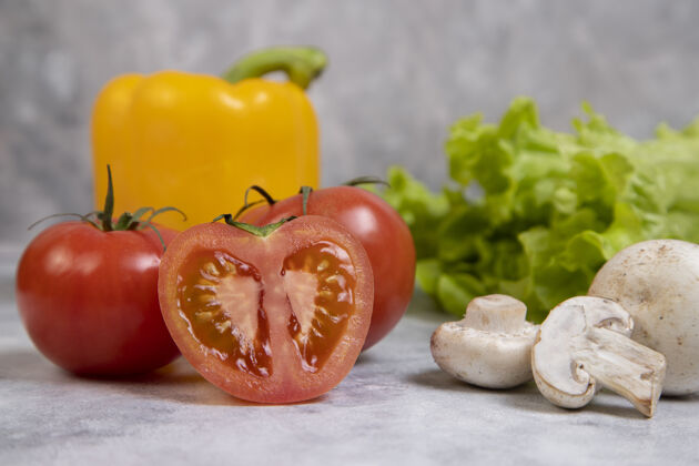 西红柿各种新鲜健康的蔬菜放在石头上食物红色绿色