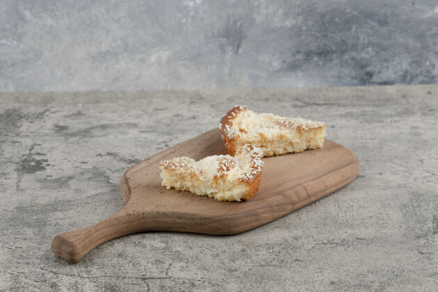 面包房在木板上放两片椰子蛋糕甜点好吃的好吃的