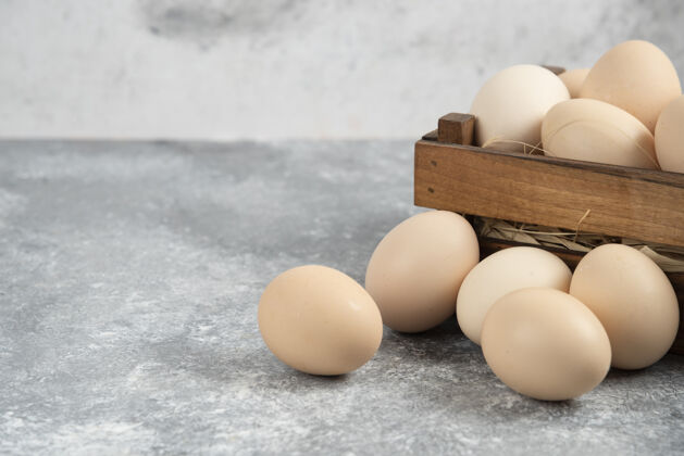蛋壳大理石表面的有机生鸡蛋木盒天然食物有机