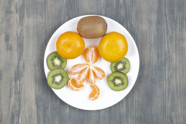 柑橘在木桌上切各种水果果汁切片多汁
