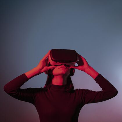 女人戴着虚拟现实耳机的肖像女人模特虚拟现实技术