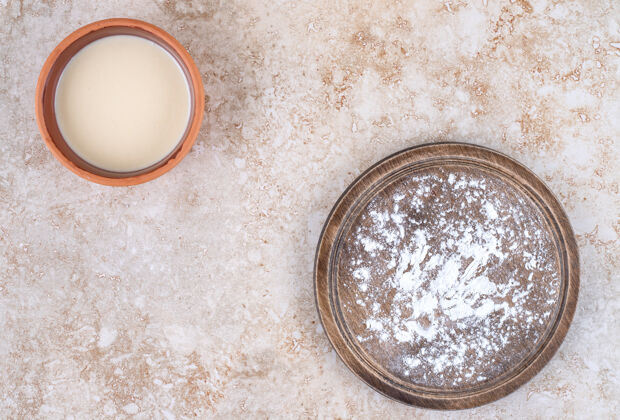 烹饪一盘棕色的面粉和一个泥碗蛋白质复制空间面粉