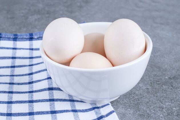 禽类白盘子里放着新鲜的白鸡蛋蛋白质母鸡养殖