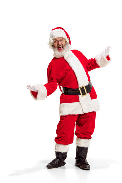 旧嗨 你好霍莉·乔利x马斯喜庆的诺埃尔一身滑稽快乐的圣诞老人 戴着头饰 服装 黑腰带 白手套 在白色背景下站在工作室里挥手致意惊喜男性人