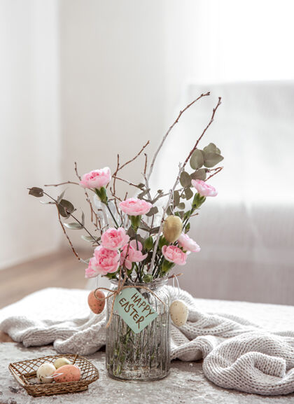 手工花瓶里有鲜花的静物画和模糊背景上的复活节节日装饰细节构图鸡蛋传统