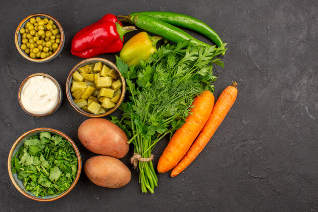 午餐新鲜蔬菜和绿色蔬菜在黑暗的表面俯视图胡萝卜食物新鲜