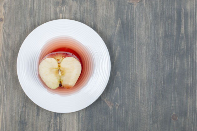 营养把红苹果切成片放在白盘子里食物果汁自然