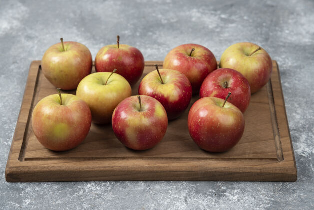 花园用新鲜美味的苹果做成的木板放在大理石表面鲜艳美味水果